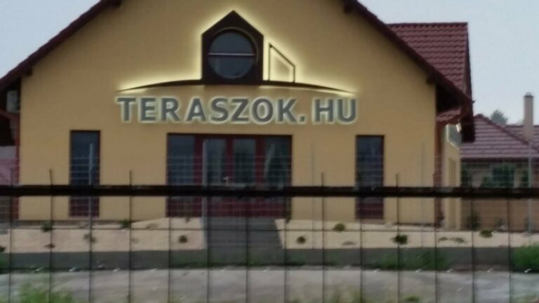 Design betűtestek fából és alumíniumból, indirekt LED-világítással