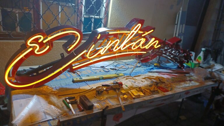 Direkt sugárzó neon gyártás közben, bekapcsolva