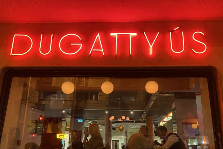 Dugattyús Budapest neonfelirat