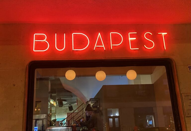 Dugattyús Budapest neonfelirat