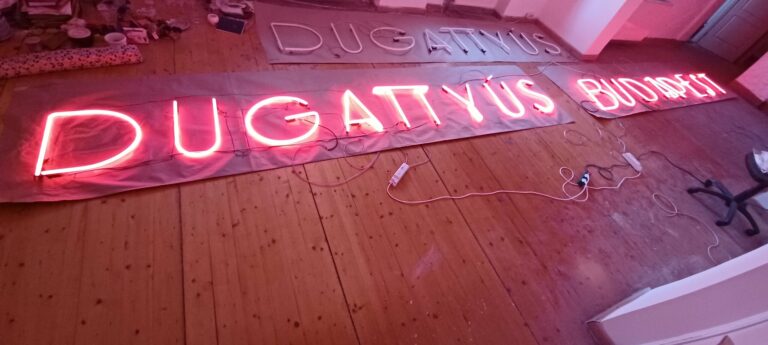 Az Égő Arany neonfelirat felújítása, Szeged – munkafotó