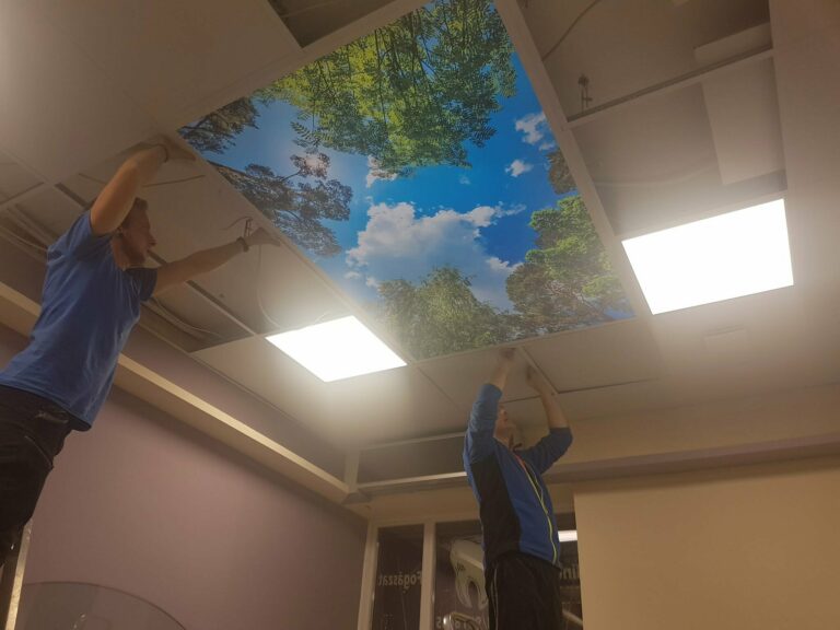 Fogorvosi szék fölé szerelt világító kép