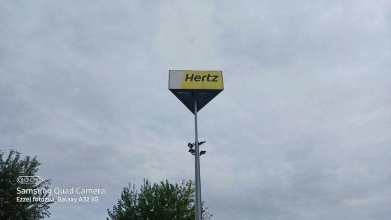 Hertz totem neonvilágítással