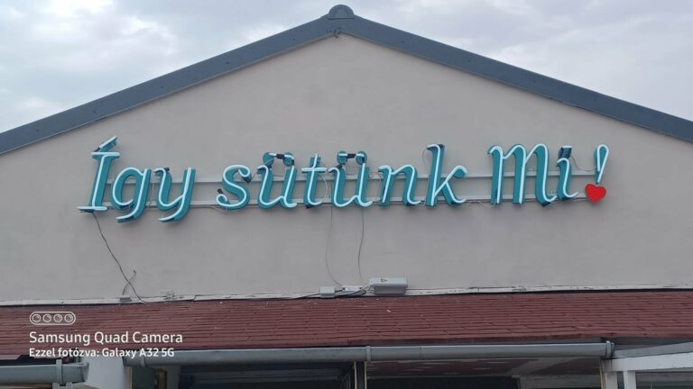 „Így sütünk mi” neonfelirat