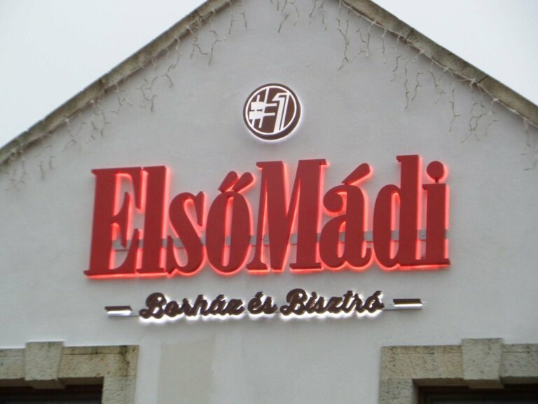 Indirekt neonreklám, Mád