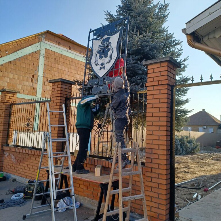 Iparművészeti neonalkotás 3D-ben, kovácsolt hátlappal