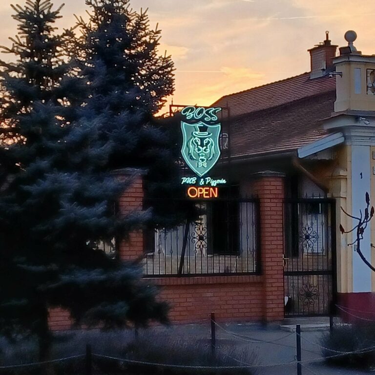 Kovácsolt acél logó neonnal szerelve