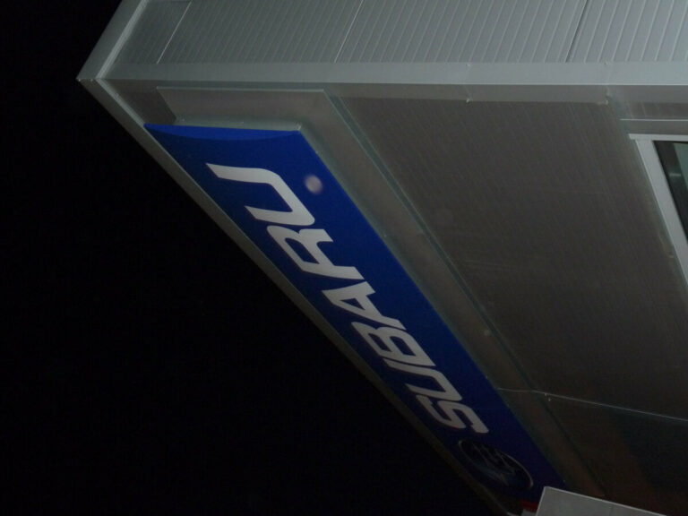 SUBARU LED-es tábla, domborított Dibond előlap intarziázott fehér plexivel