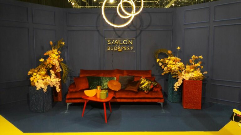 Meleg fehér neon víztiszta plexire szerelve