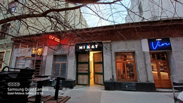 MIXAT neon homlokzat