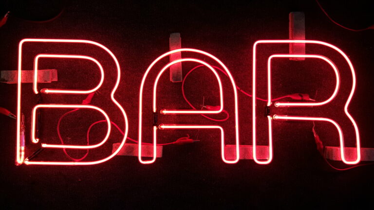 Neon Bar betűk a műhelyben