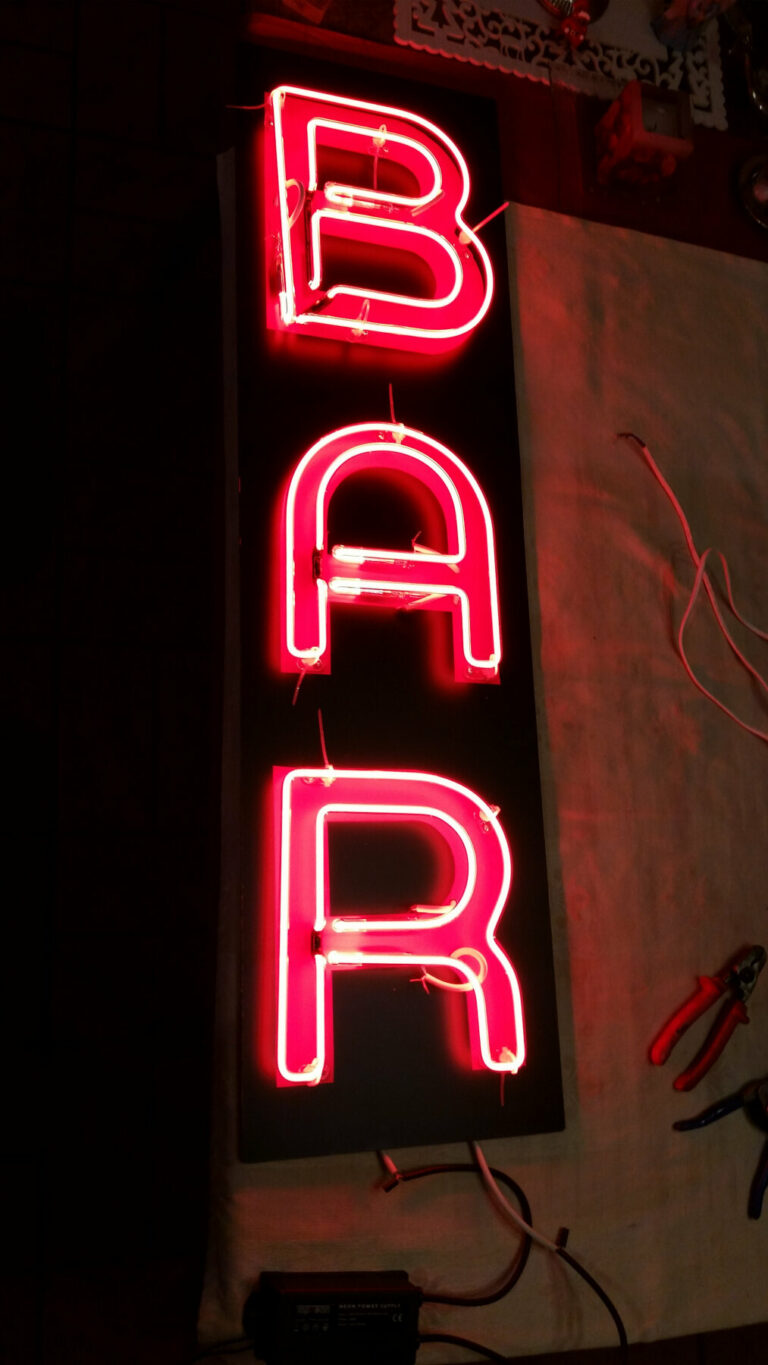 Neon Bar betűk alumínium betűtestekre szerelve