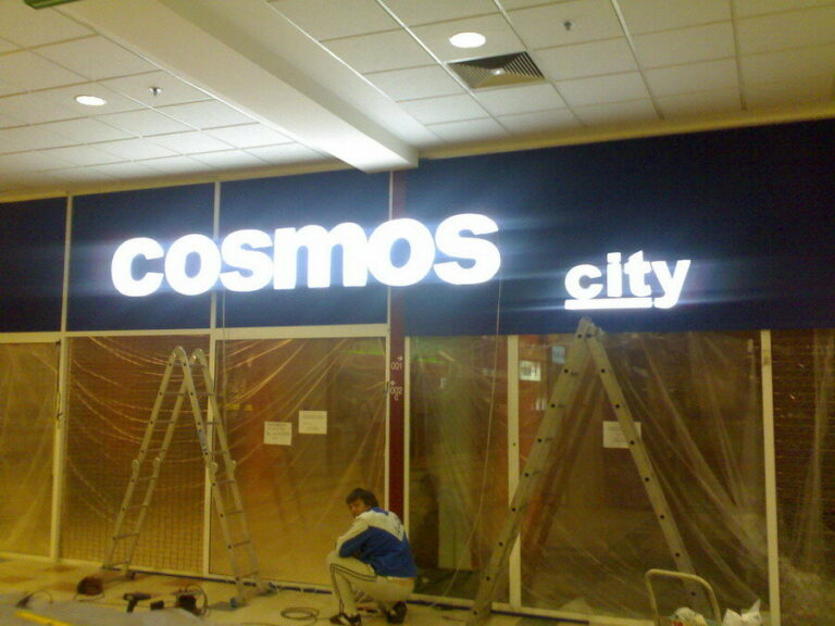 Cosmos hálózat — belső neonvilágítású betűk