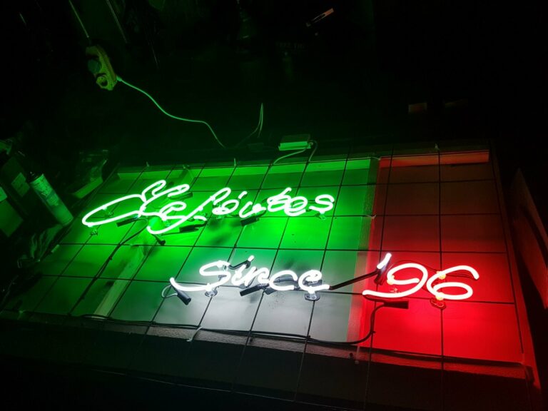 Neon design betonrácsra szerelve