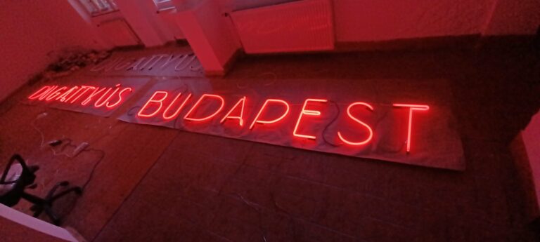 Dugattyús Budapest neonfelirat gyártás közben