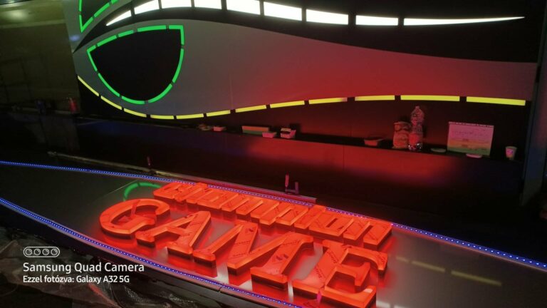Neon és LED kombinációja — a betűk neonnal, a design LED-del