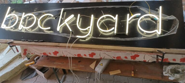 A neon hátlapjáról a védőfólia eltávolítása