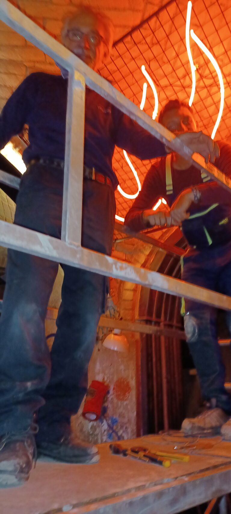 Neonláng ívelt mennyezetre hajlított rácson — helyszíni szerelés