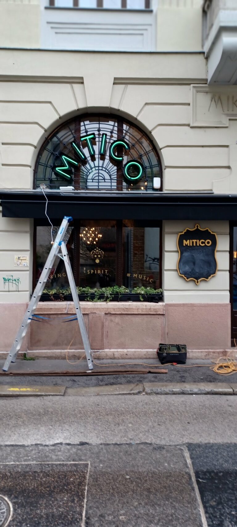 Mitico neon szerelése