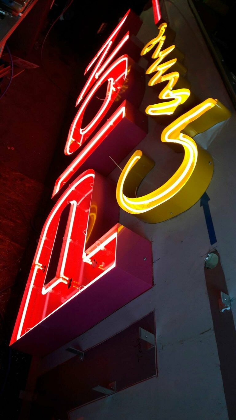 Neonszerelés a műhelyben