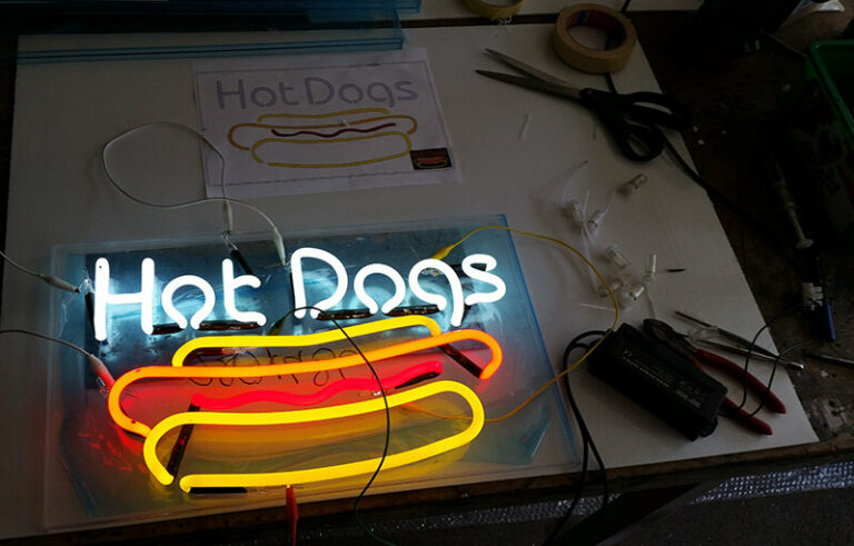 Többszínű neon