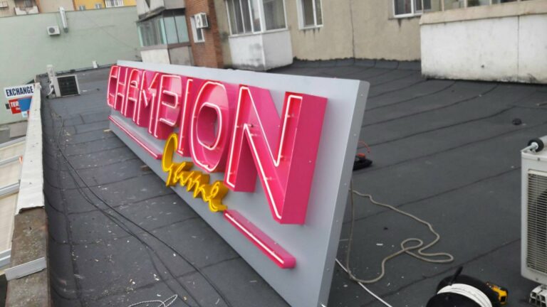 Champion — neonvilágítás helyszíni szerelése