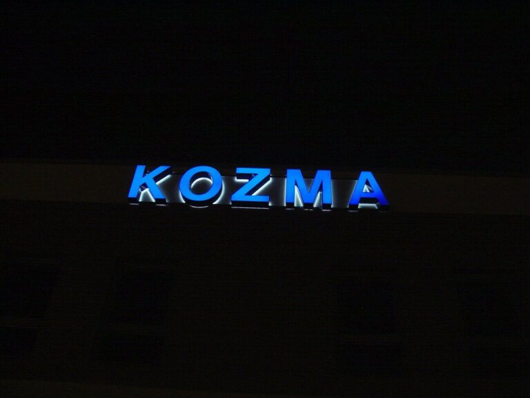 Kozma Autó, Miskolc — neonvilágítású alumínium betűtestek plexi előlappal