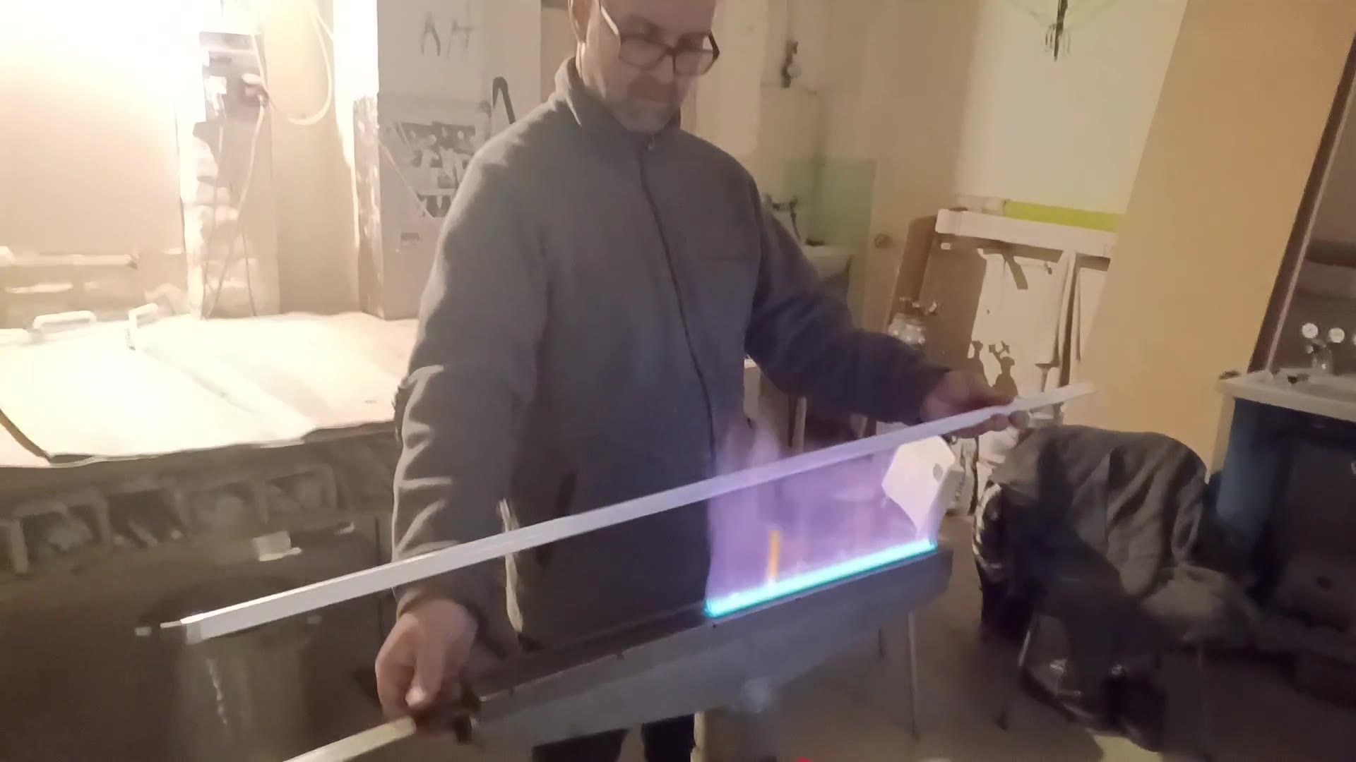 Neonbetű gyártási folyamata — Gál Imre neontechnikus bemutatásával
