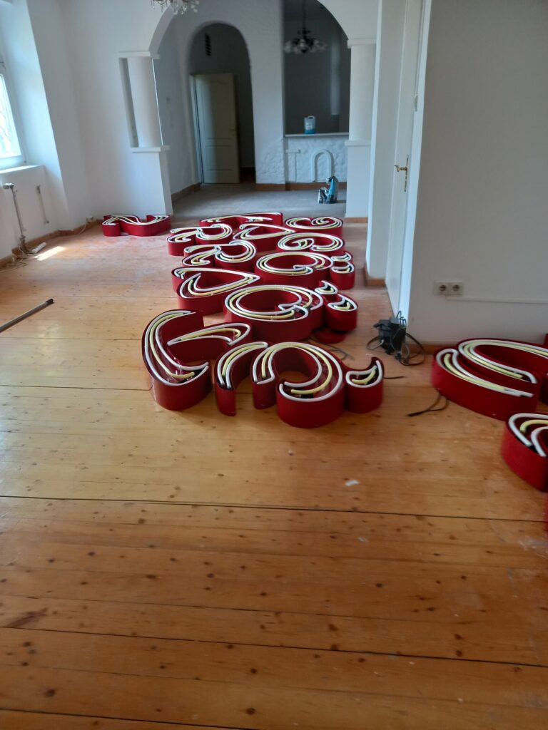 Neonreklám – munkafotó