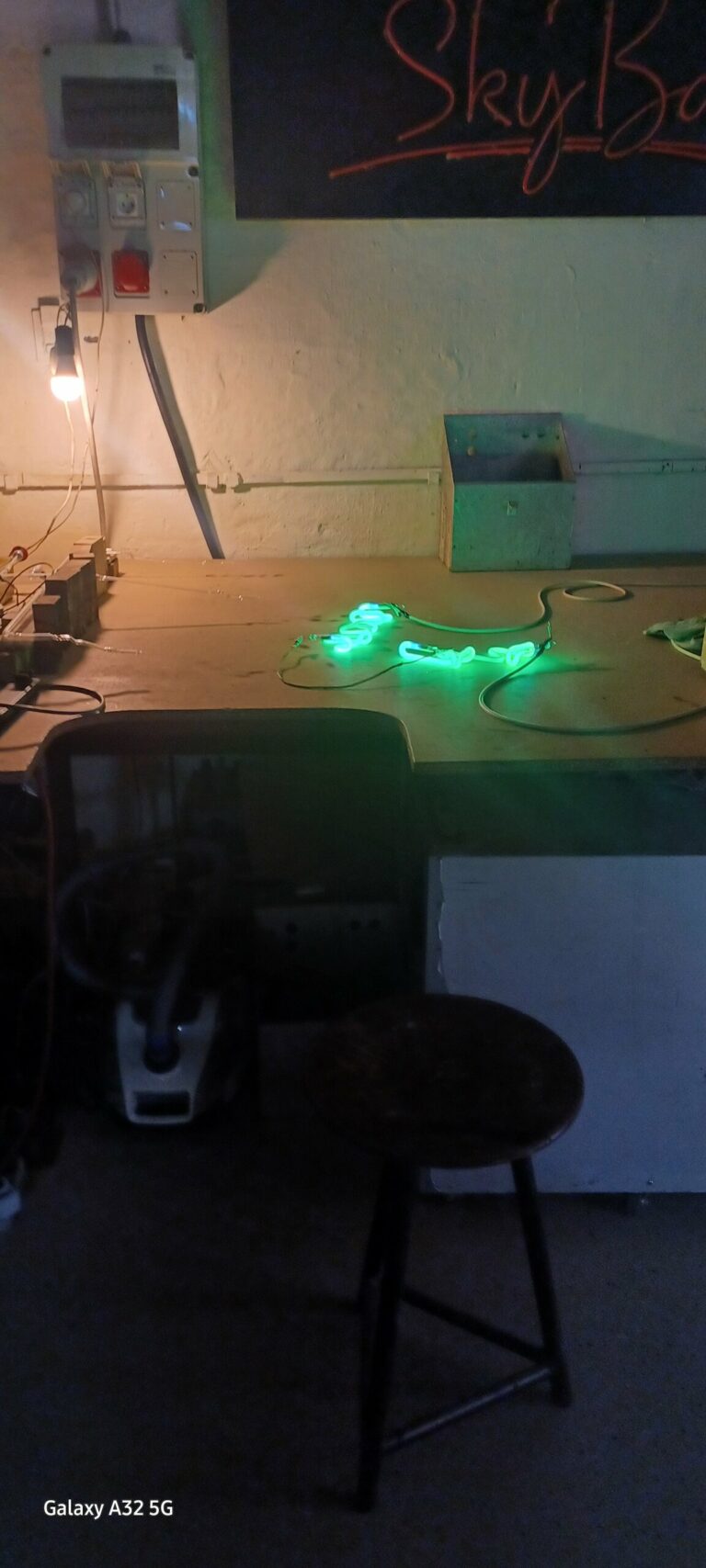 Neonreklám – munkafotó