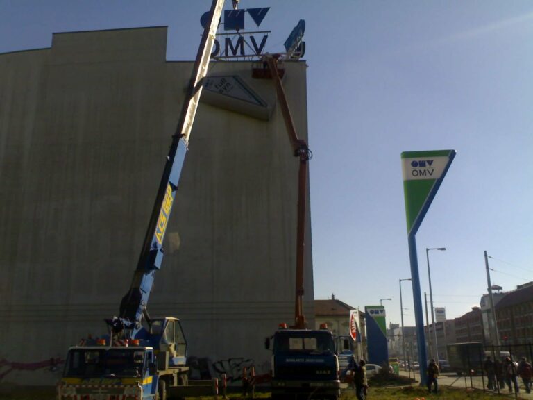 OMV neon tetőreklám gyártása és szerelése