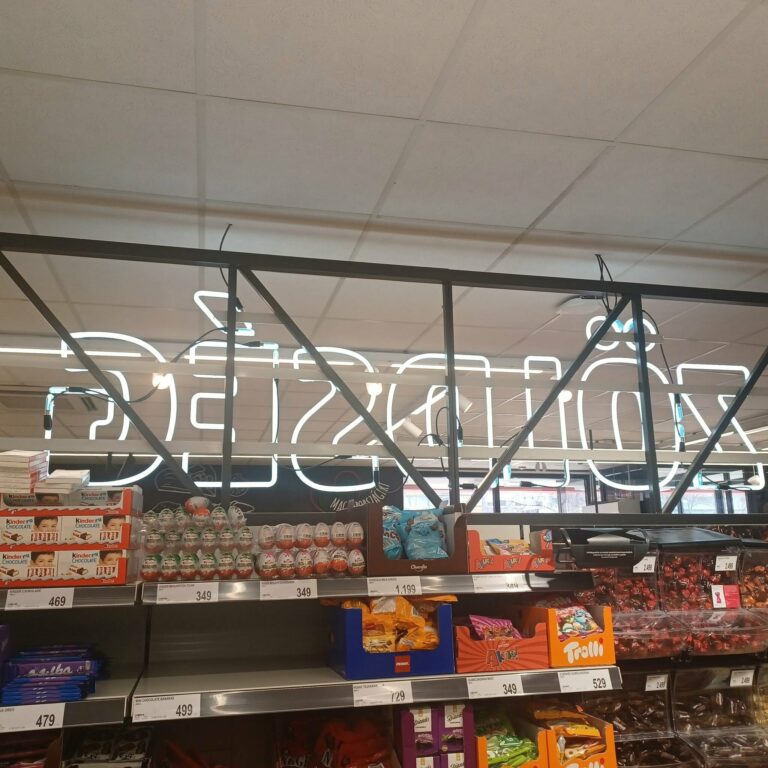 PENNY „Zöldség-gyümölcs” neon hátulról