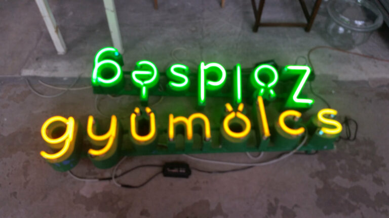 Retró neon újra világít