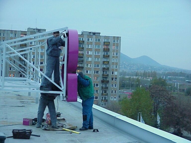 SCONTO Bútor neon tetőreklám gyártása — direkt sugárzó neon