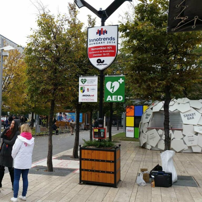 Totemoszlop, reklámoszlop – munkafotó
