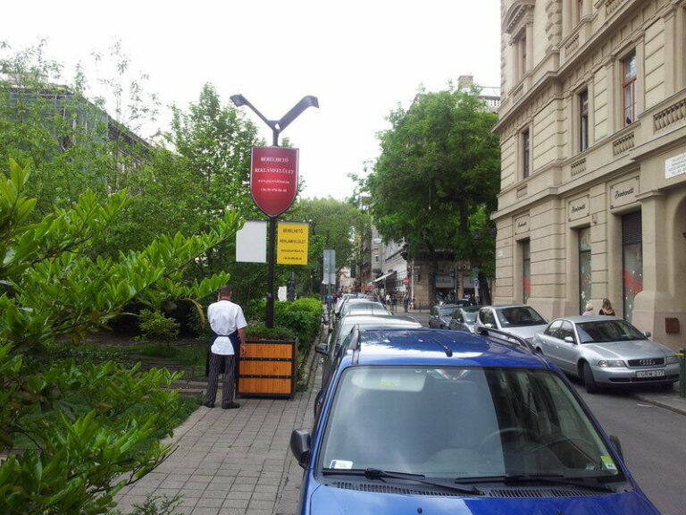Totemoszlop, reklámoszlop – munkafotó
