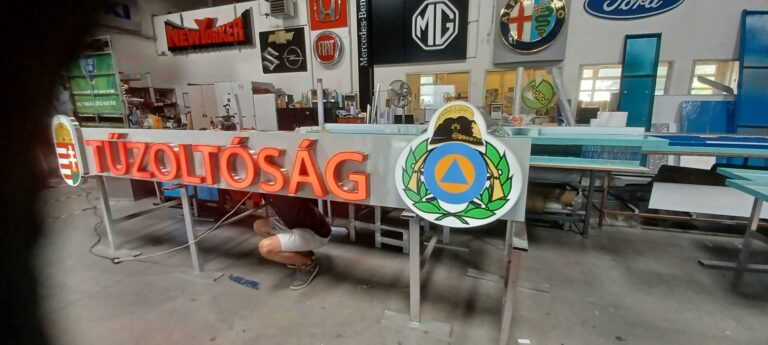 Tűzoltósági cégérek a műhelyben