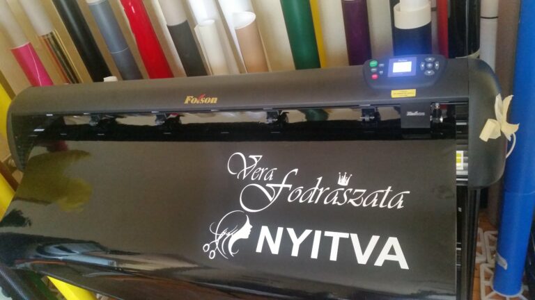 Gyártás a ZGR LED & Neon műhelyében – munkafotó