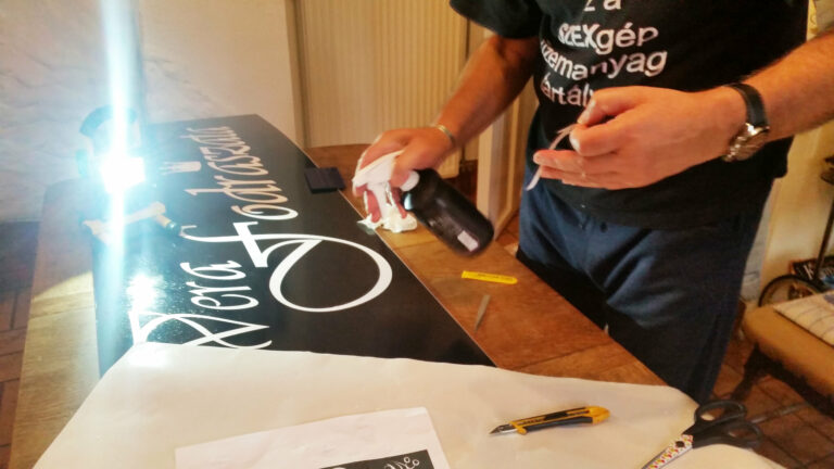 Gyártás a ZGR LED & Neon műhelyében – munkafotó