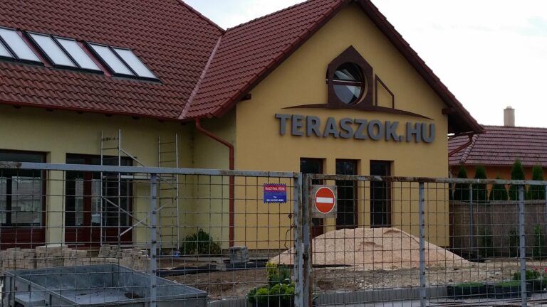 Világító reklám, cégtábla – munkafotó