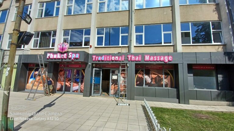 Világító reklám, cégtábla – munkafotó