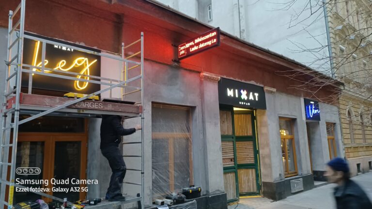 Világító reklám, cégtábla – munkafotó