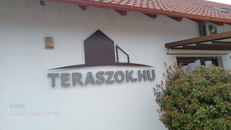 Világító reklám, cégtábla – munkafotó