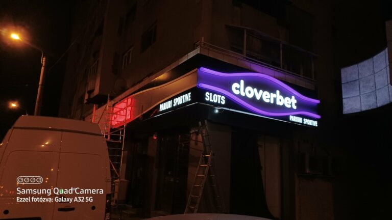 Világító reklám, cégtábla – munkafotó