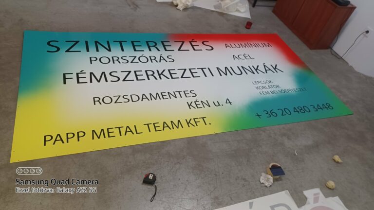 Világító reklám, cégtábla – munkafotó