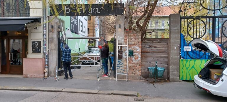 Világító reklám, cégtábla – munkafotó