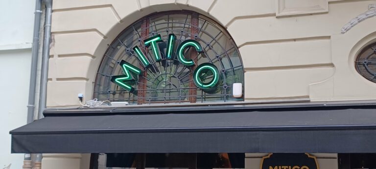 Világító reklám, cégtábla – munkafotó