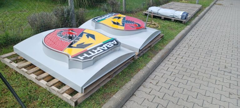 Világító reklám, cégtábla – munkafotó