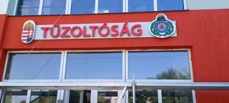 Világító reklám, cégtábla – munkafotó