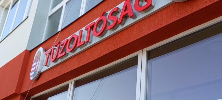 Világító reklám, cégtábla – munkafotó